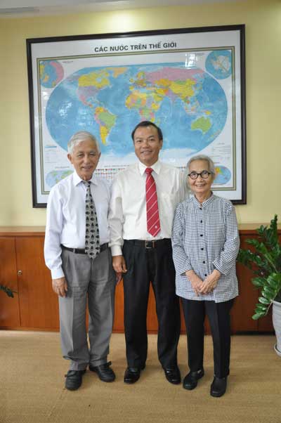 State Commission on Overseas Vietnamese receives Professor Tran Thanh Van